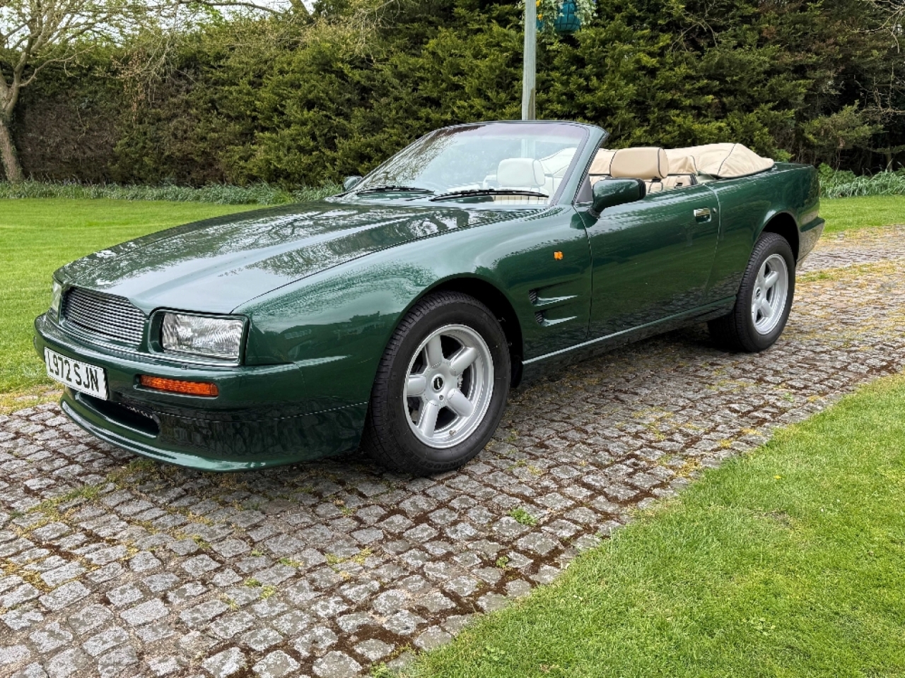 Aston Martin Virage Volante
