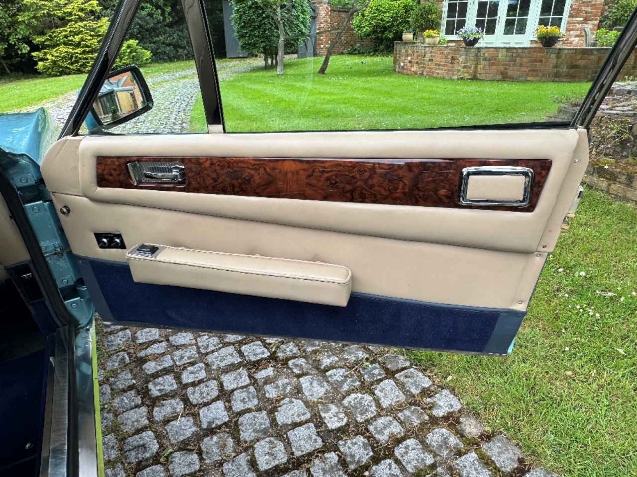 Aston Martin V8 Saloon Oscar India