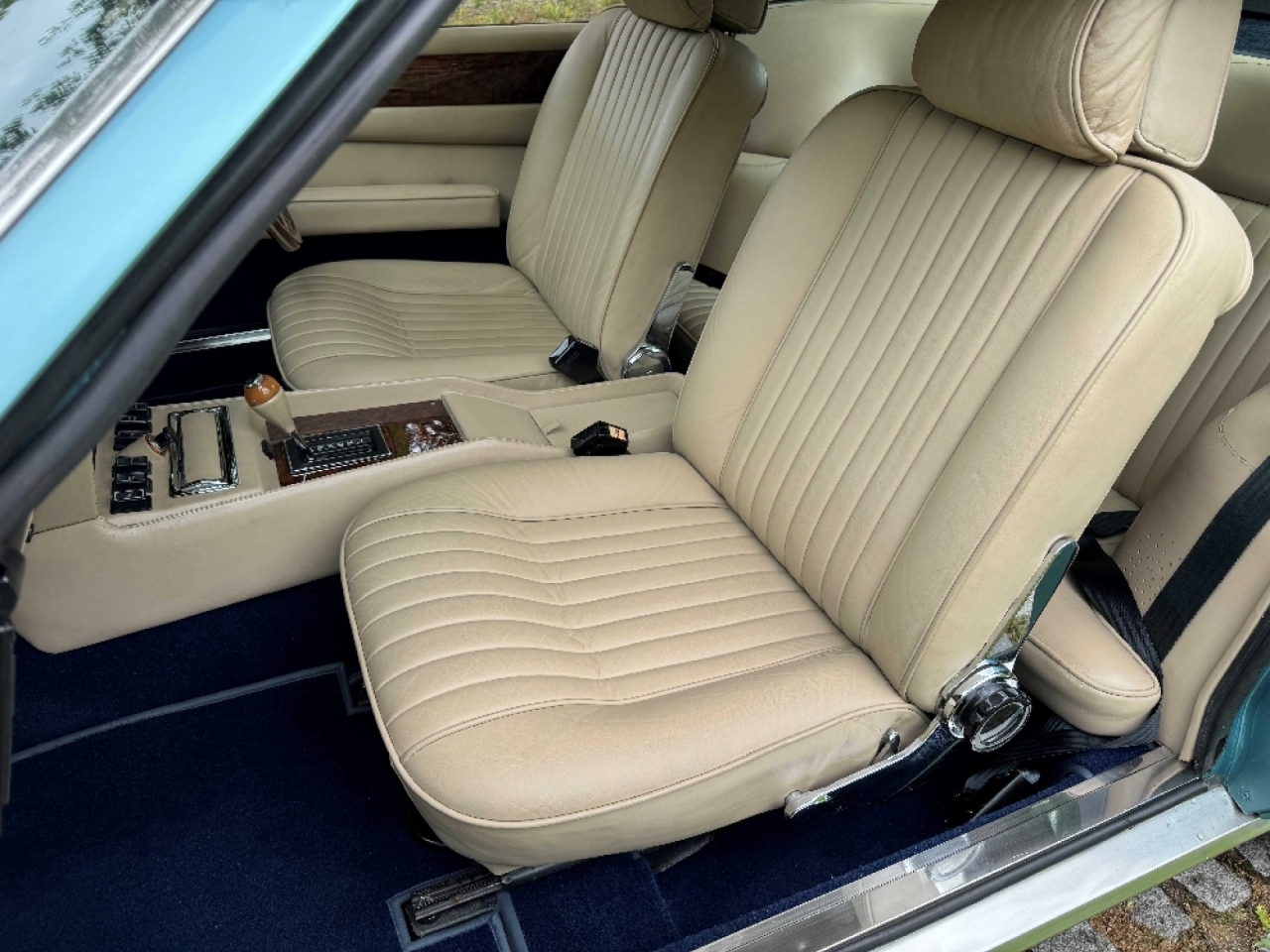 Aston Martin V8 Saloon Oscar India