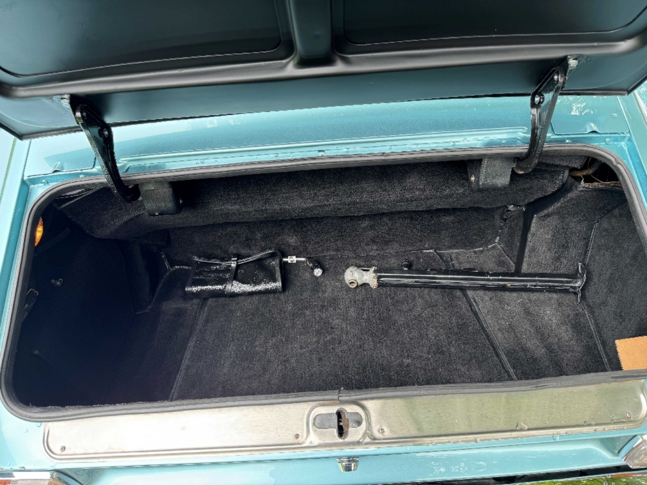 Aston Martin V8 Saloon Oscar India