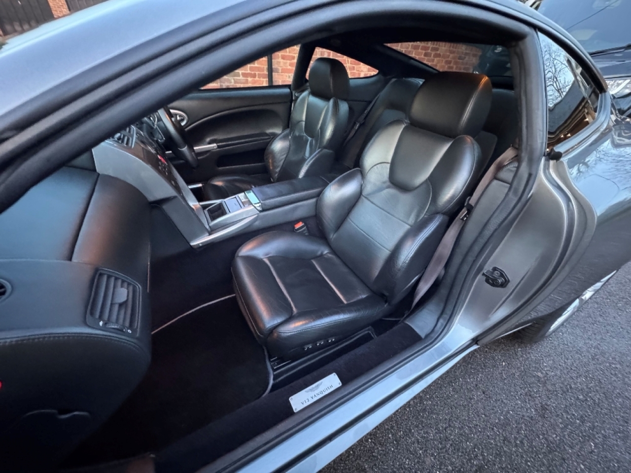 Aston Martin Vanquish 2+2