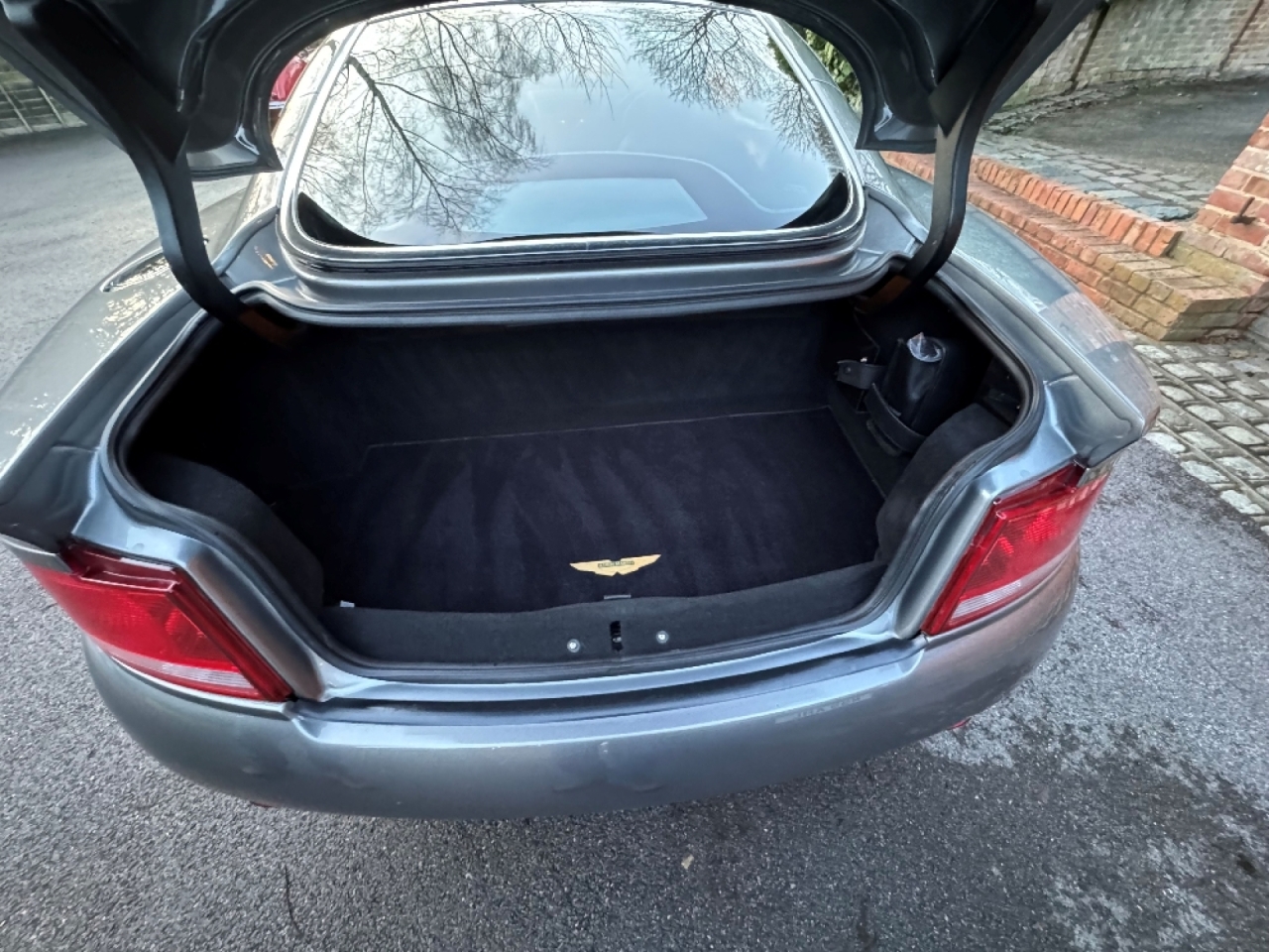 Aston Martin Vanquish 2+2