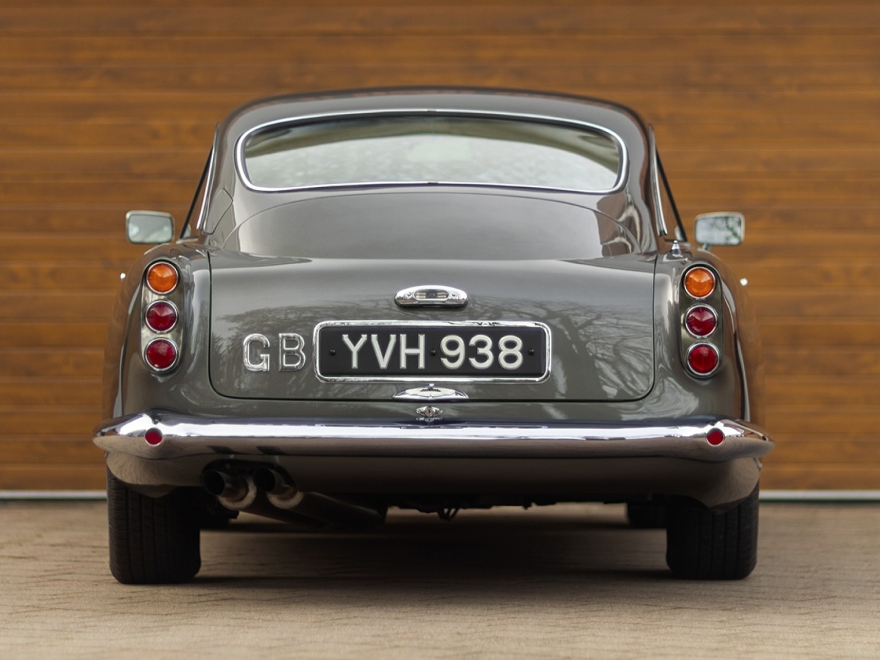 Aston Martin DB4