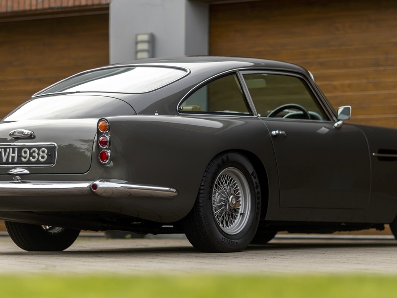 Aston Martin DB4