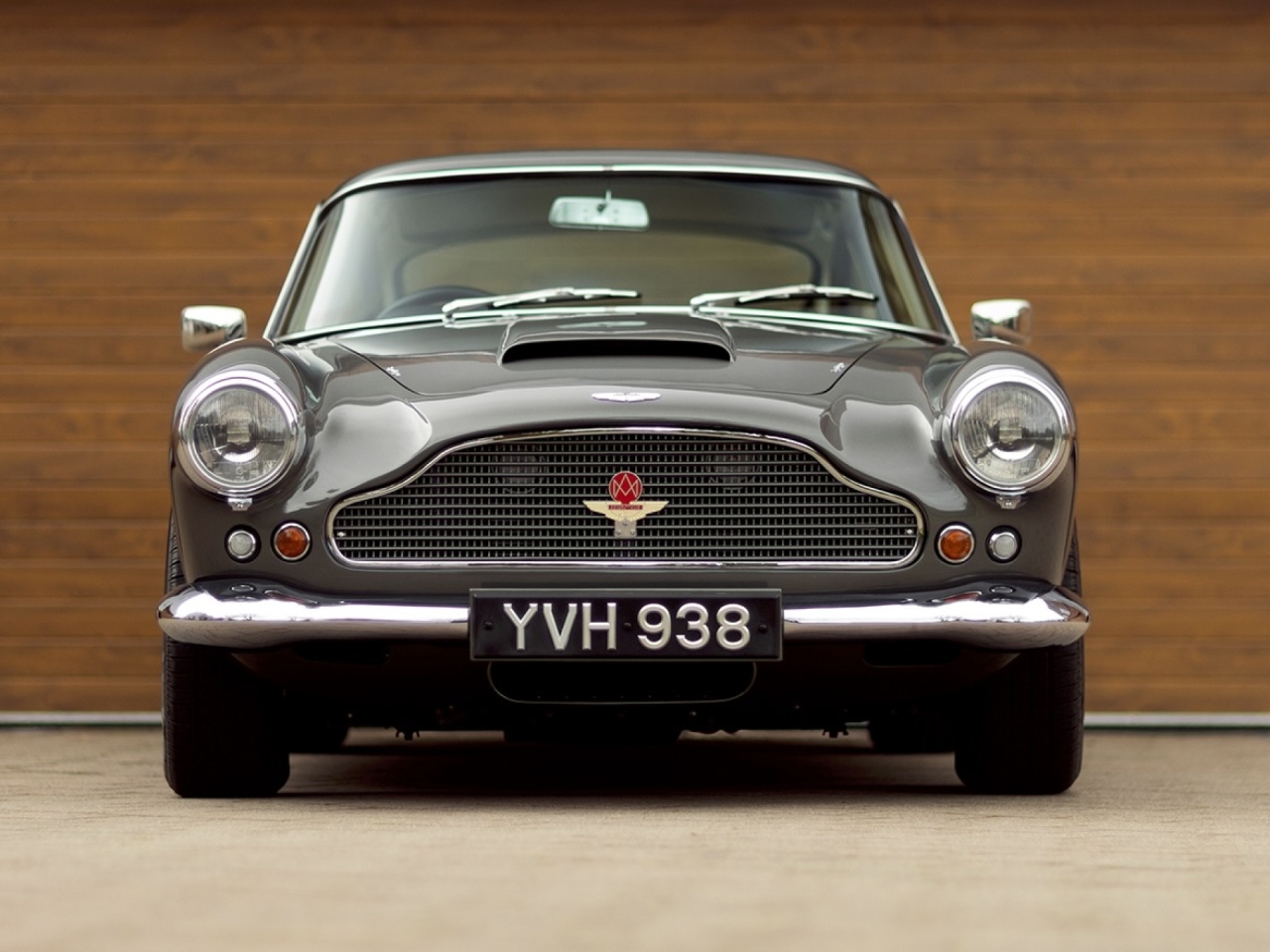 Aston Martin DB4