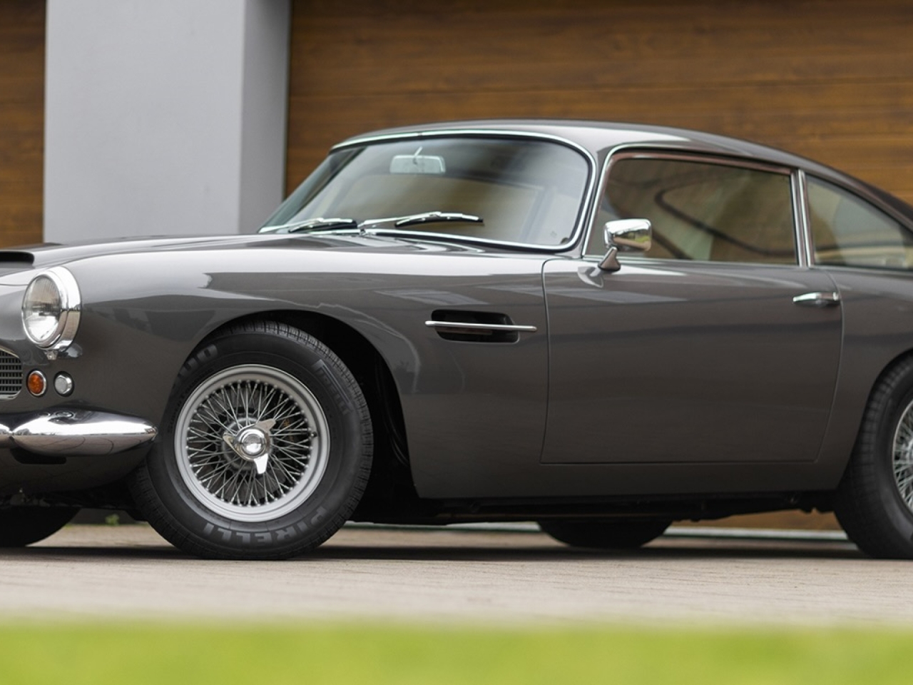 Aston Martin DB4