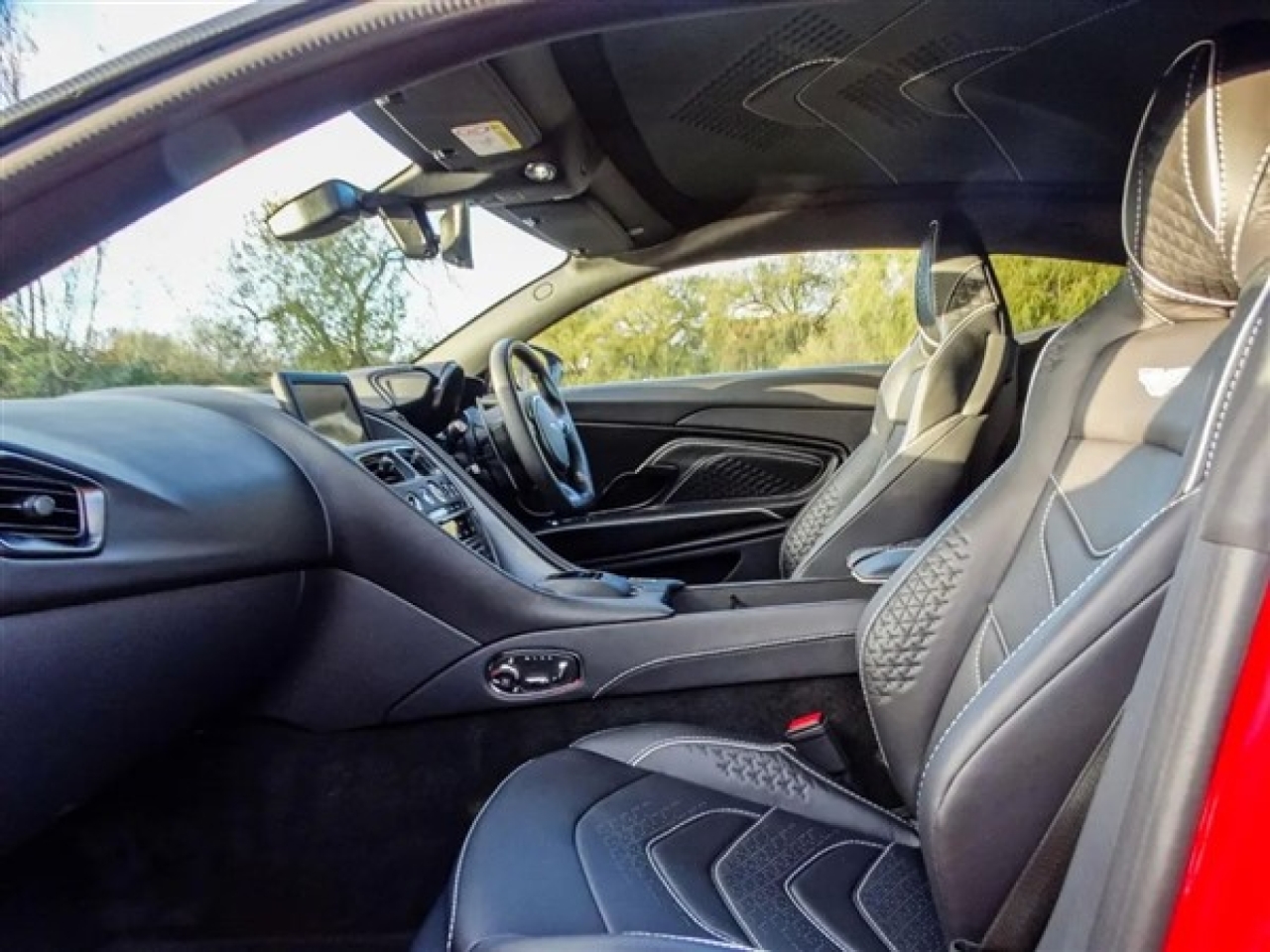 2024(24) Aston Martin DBS