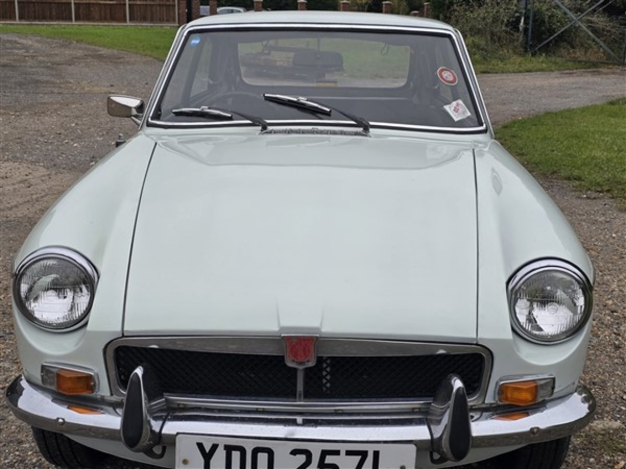 1973 MG B GT (Glacier White)