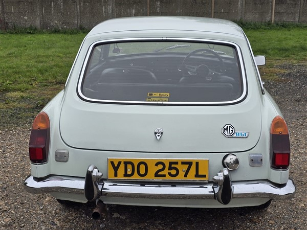 1973 MG B GT (Glacier White)
