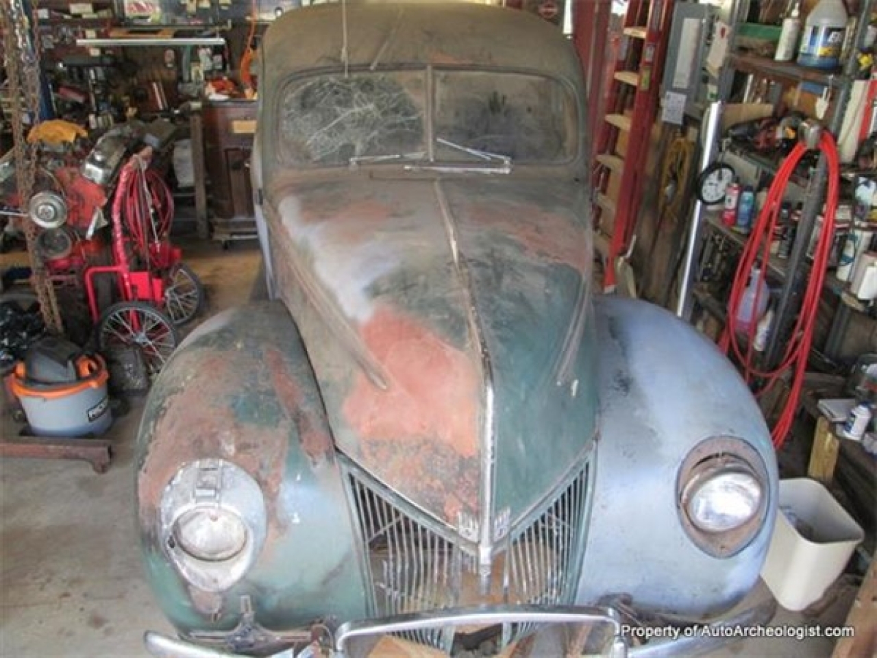 1940 Ford 2-Door Sedan