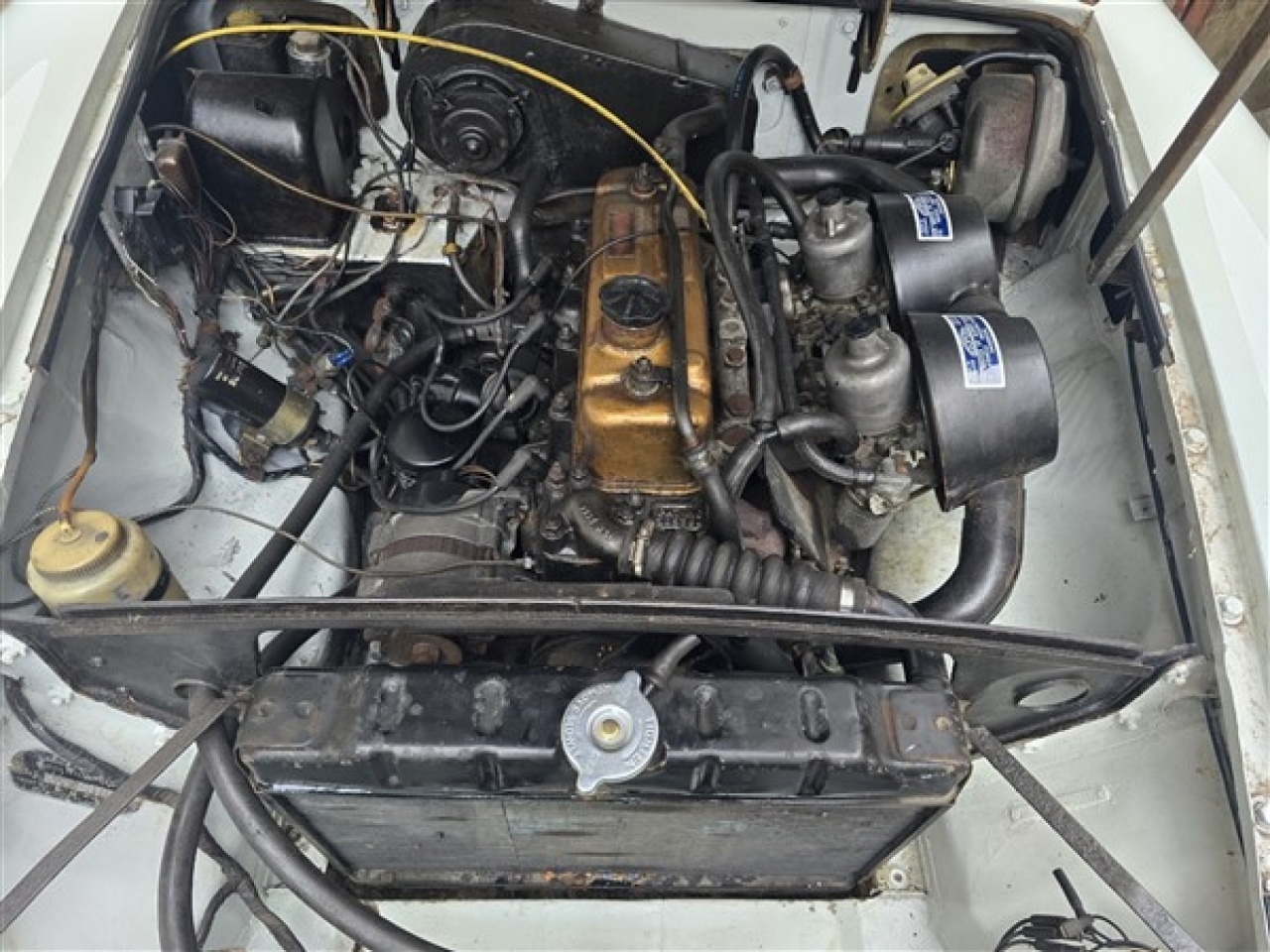 1973 MG B GT (Glacier White)