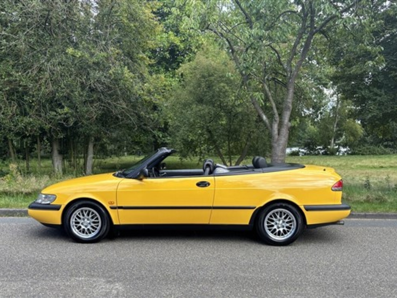 Saab 900 Mellow Yellow. SOLD Your Classic Car.
