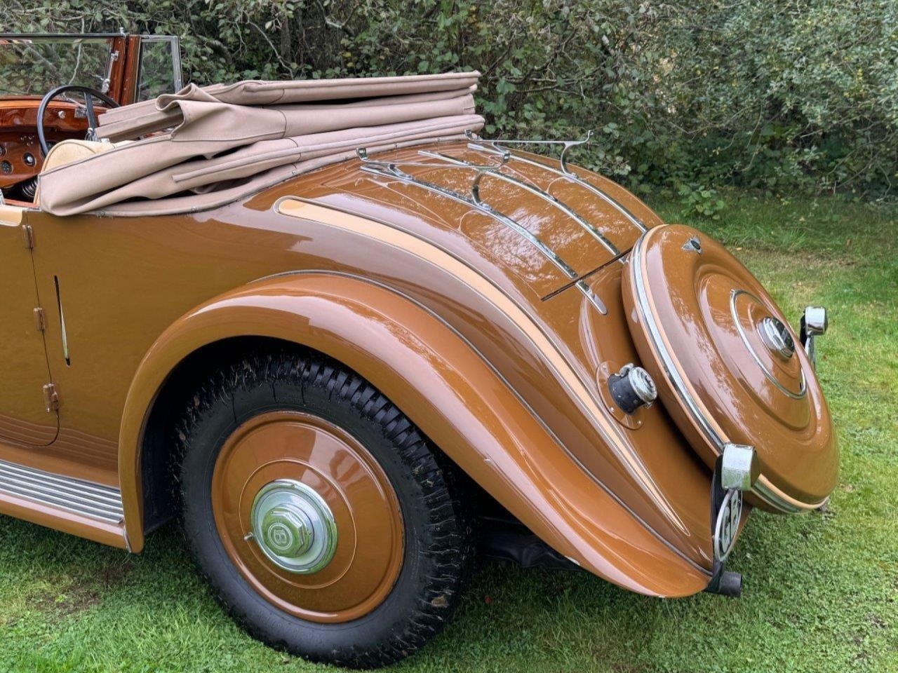 1933 Bentley 3.5 Litre Barker Sporting Drophead Coupe B17AE