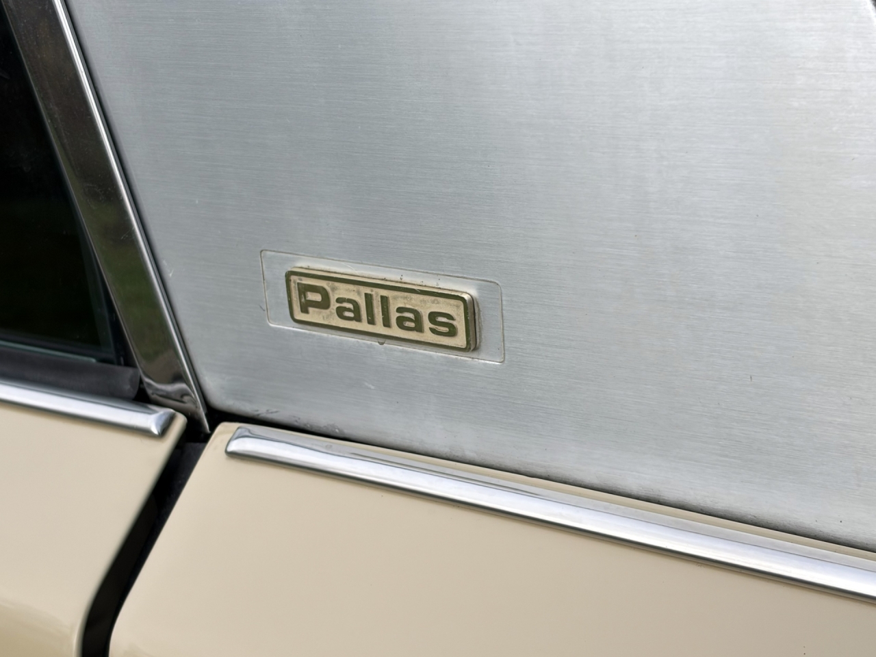 DS 21 Pallas 5 speed. 18 year 1 owner.