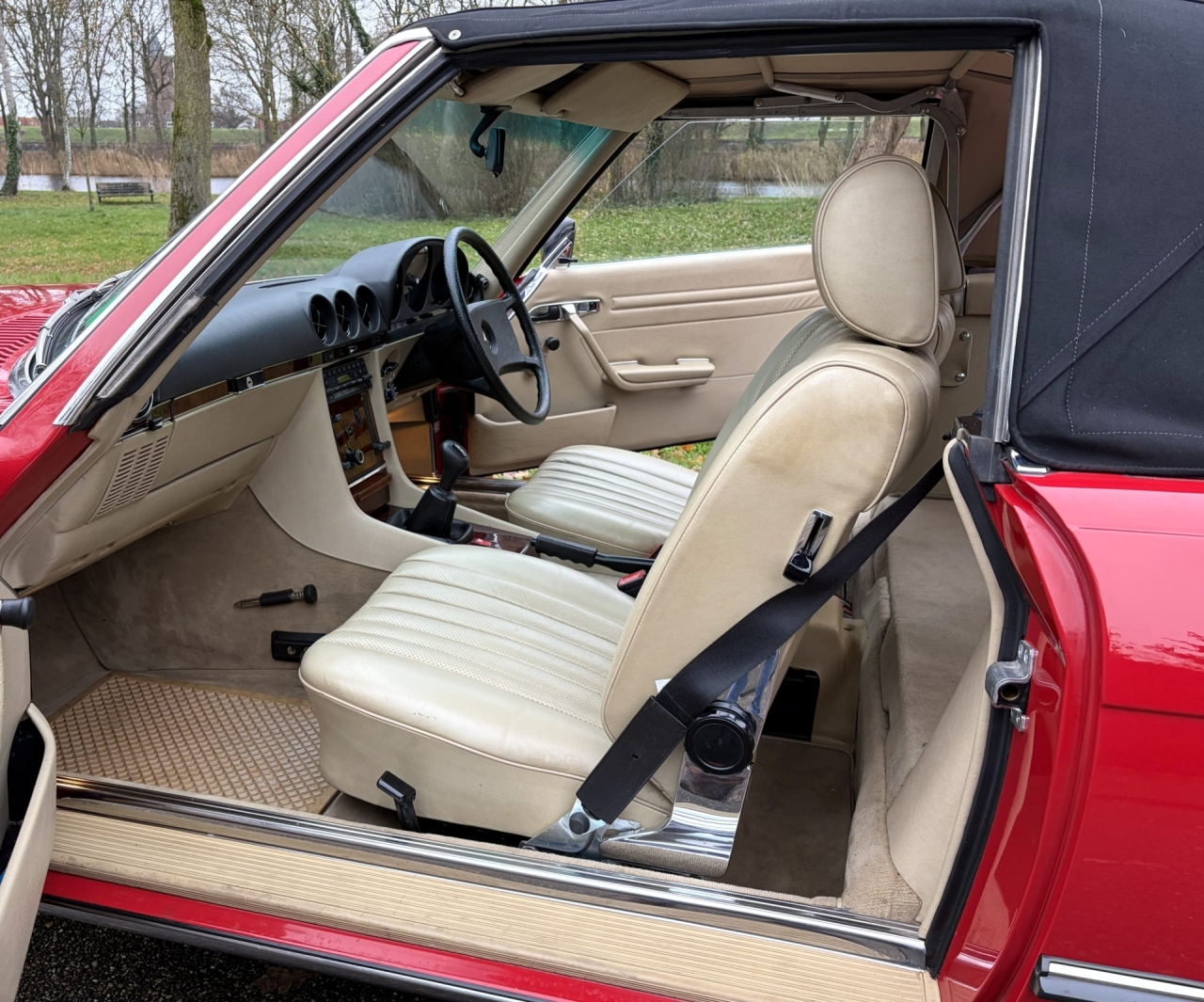 Very rare SL One owner for 40 years and 21.030 km. Stunning Original!