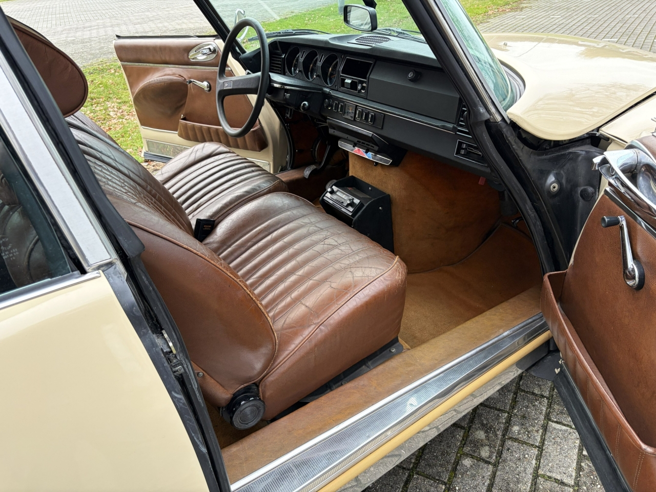 DS 21 Pallas 5 speed. 18 year 1 owner.