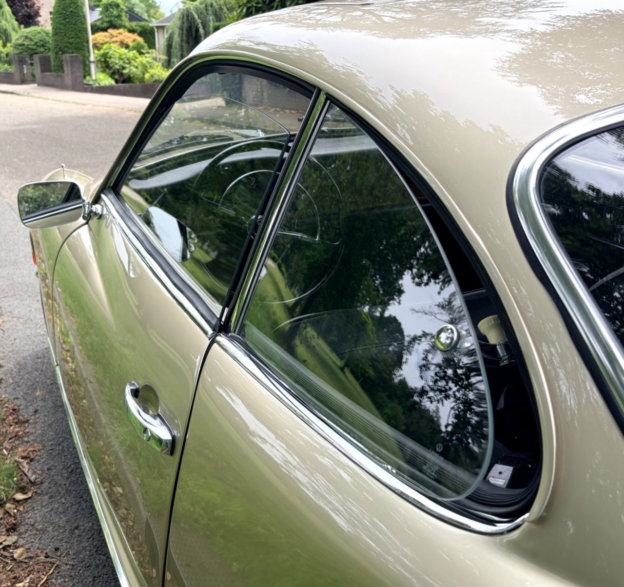 Top restored Karkmann Ghia. Rare and beautiful color.