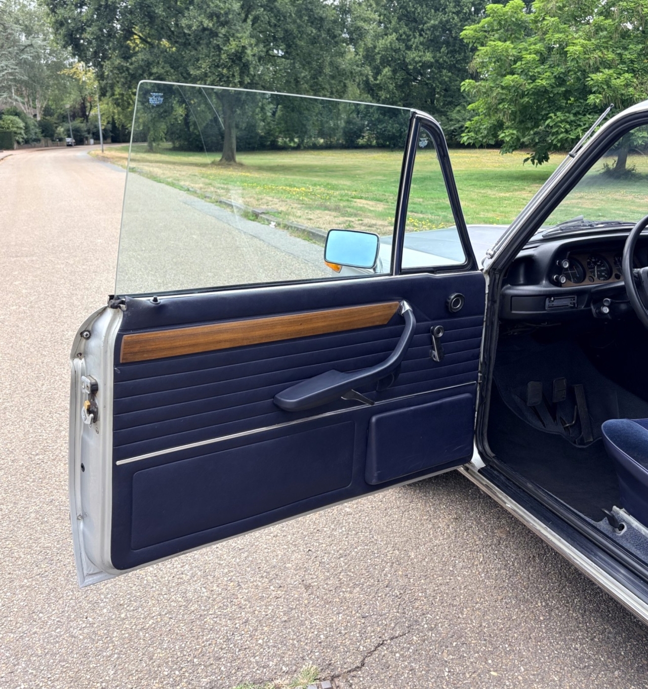 A stunning and very original BMW 2002 “Luxus” 22 years 1 owner.
