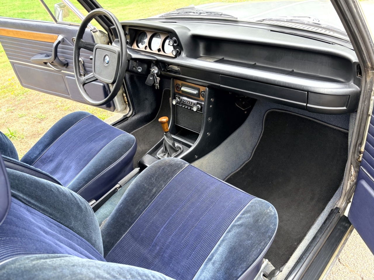 A stunning and very original BMW 2002 “Luxus” 22 years 1 owner.
