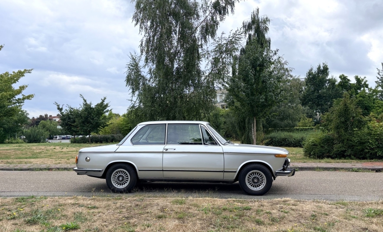 A stunning and very original BMW 2002 “Luxus” 22 years 1 owner.