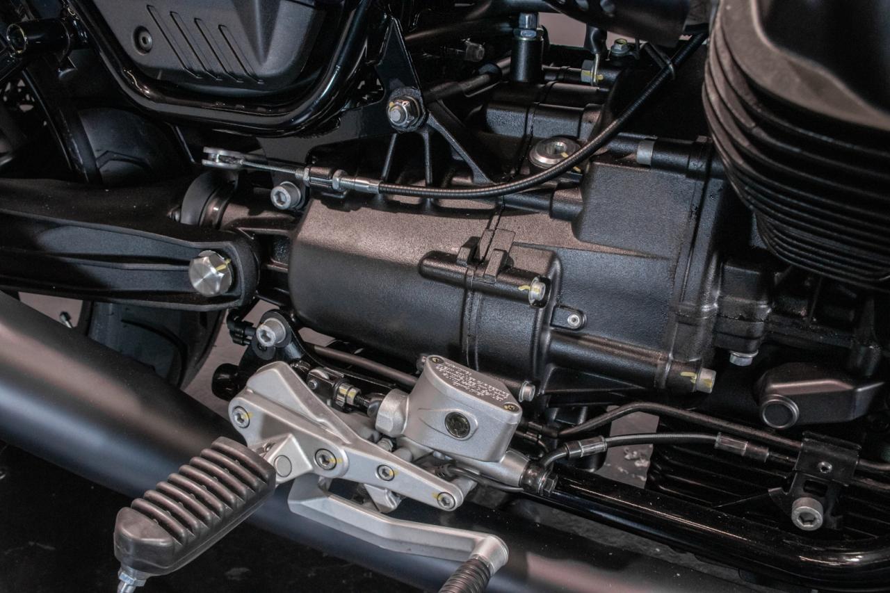 2022 Moto Guzzi V7 Stone Gucci Palace 04/50