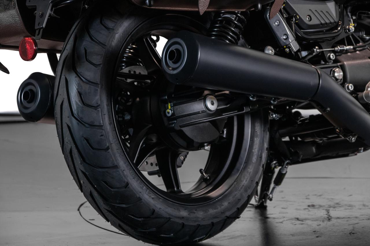 2022 Moto Guzzi V7 Stone Gucci Palace 04/50