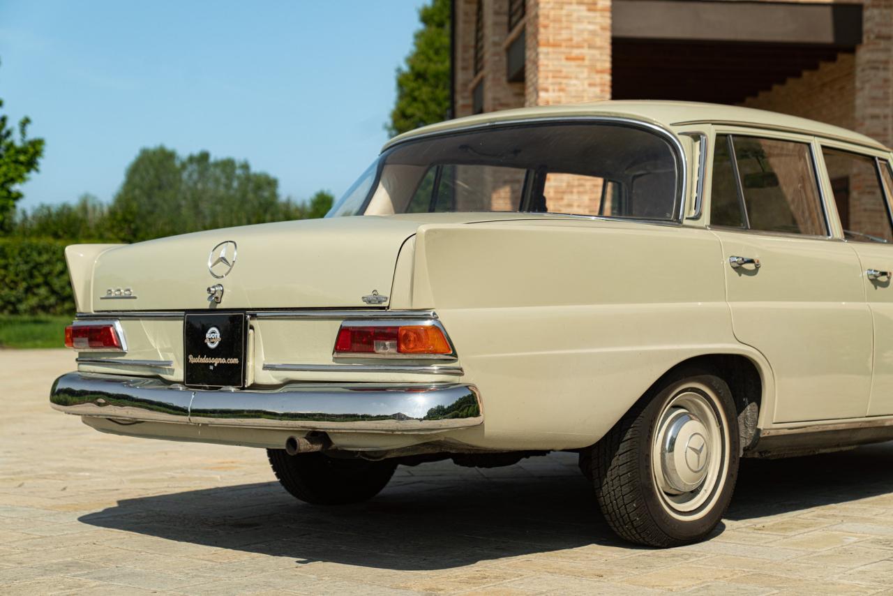 1966 Mercedes - Benz 200 CODINE