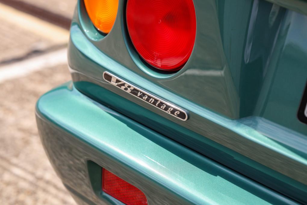 2000 Aston Martin Vantage