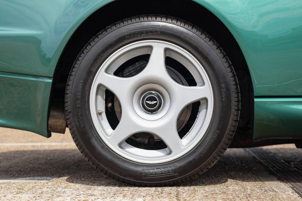 2000 Aston Martin Vantage