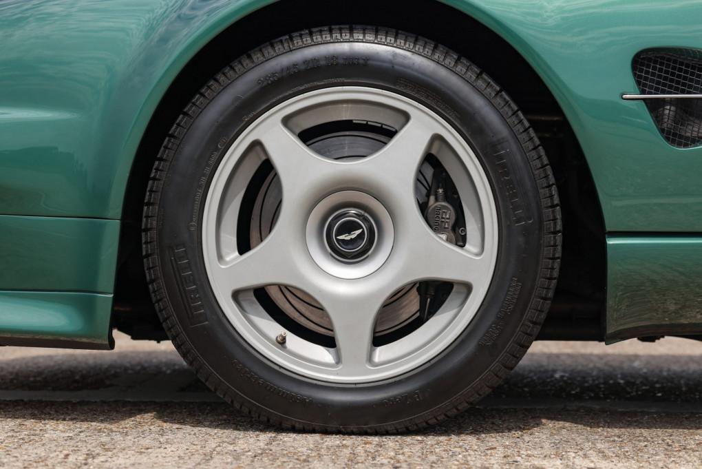 2000 Aston Martin Vantage