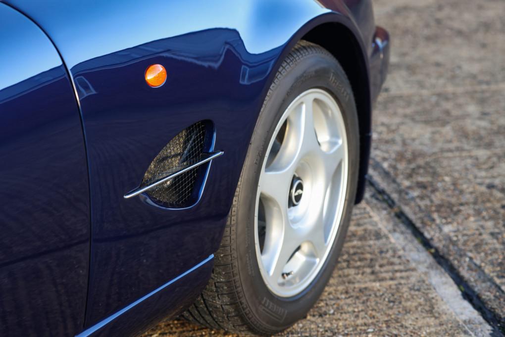 2000 Aston Martin Vantage