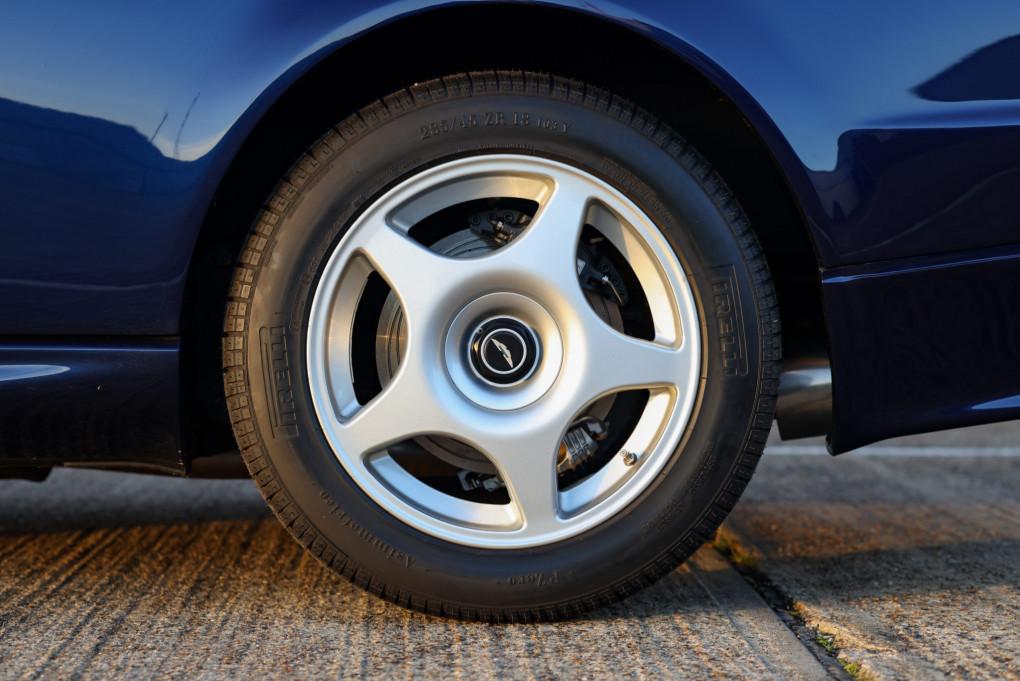 2000 Aston Martin Vantage