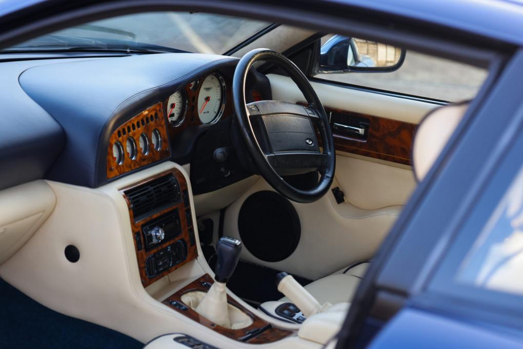 2000 Aston Martin Vantage