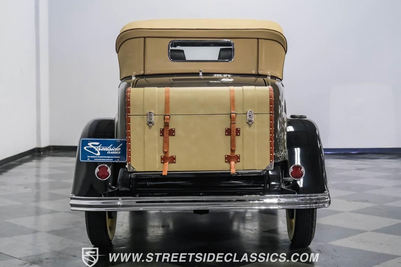 1932 Ford Model 18 V-8 Roadster Deluxe