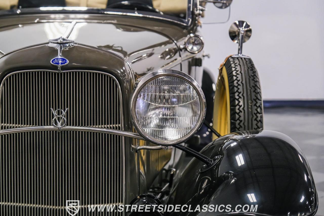 1932 Ford Model 18 V-8 Roadster Deluxe