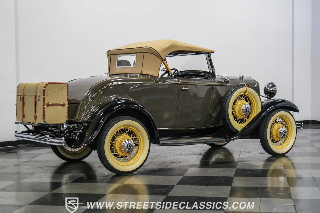 1932 Ford Model 18 V-8 Roadster Deluxe