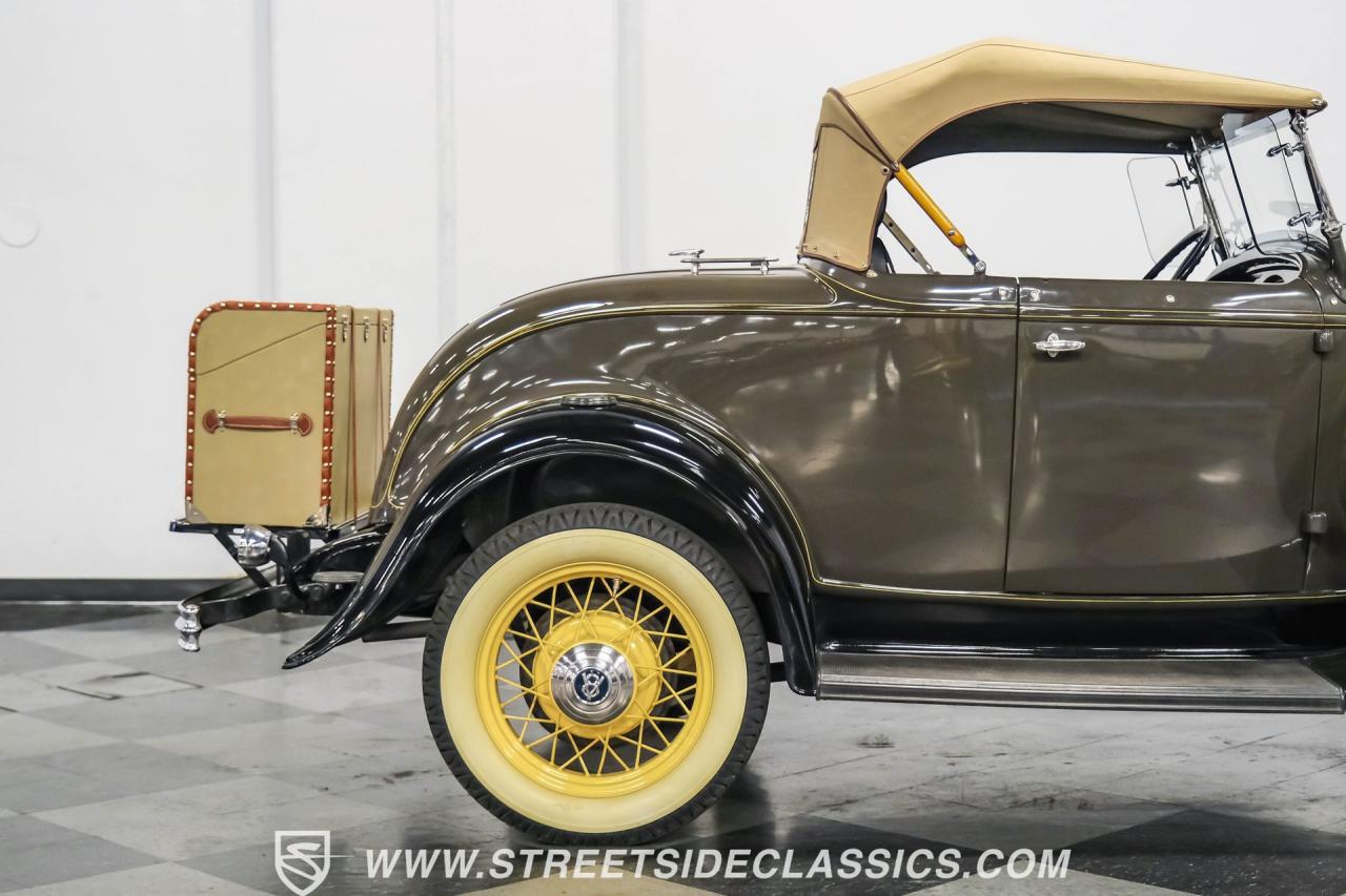 1932 Ford Model 18 V-8 Roadster Deluxe