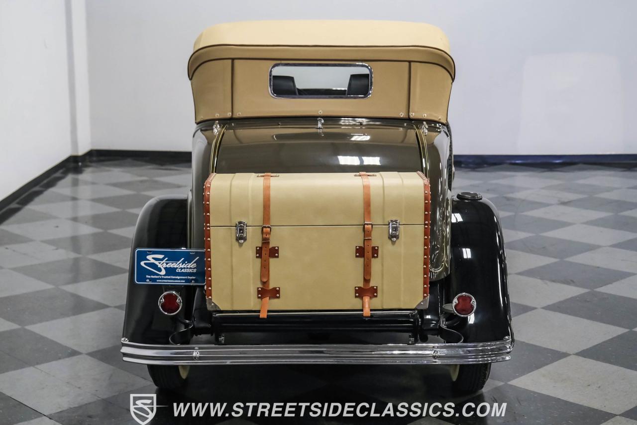 1932 Ford Model 18 V-8 Roadster Deluxe