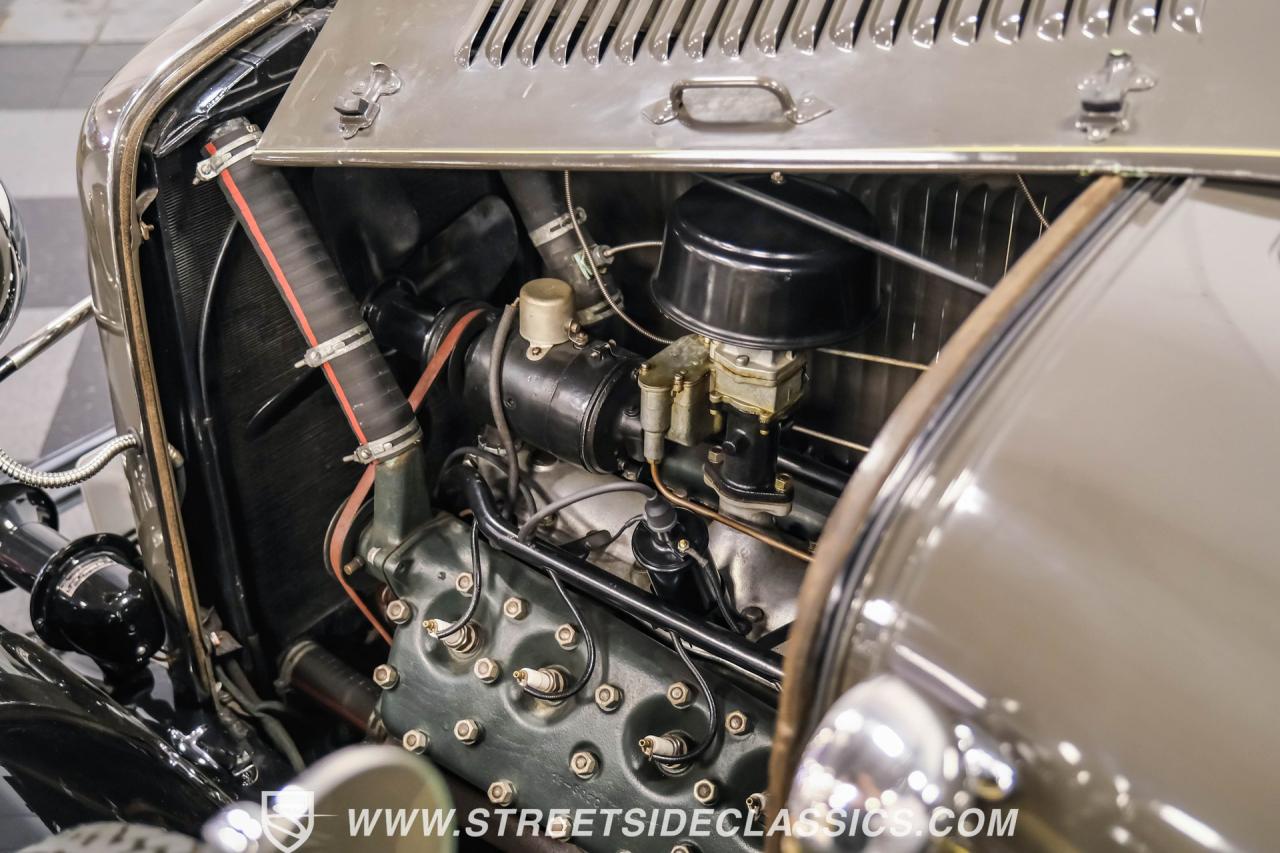 1932 Ford Model 18 V-8 Roadster Deluxe