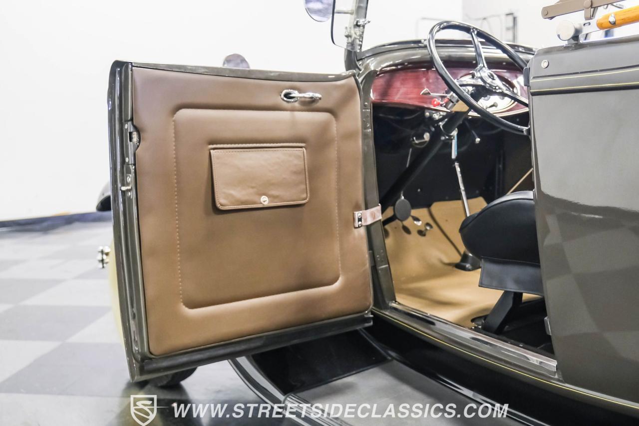 1932 Ford Model 18 V-8 Roadster Deluxe