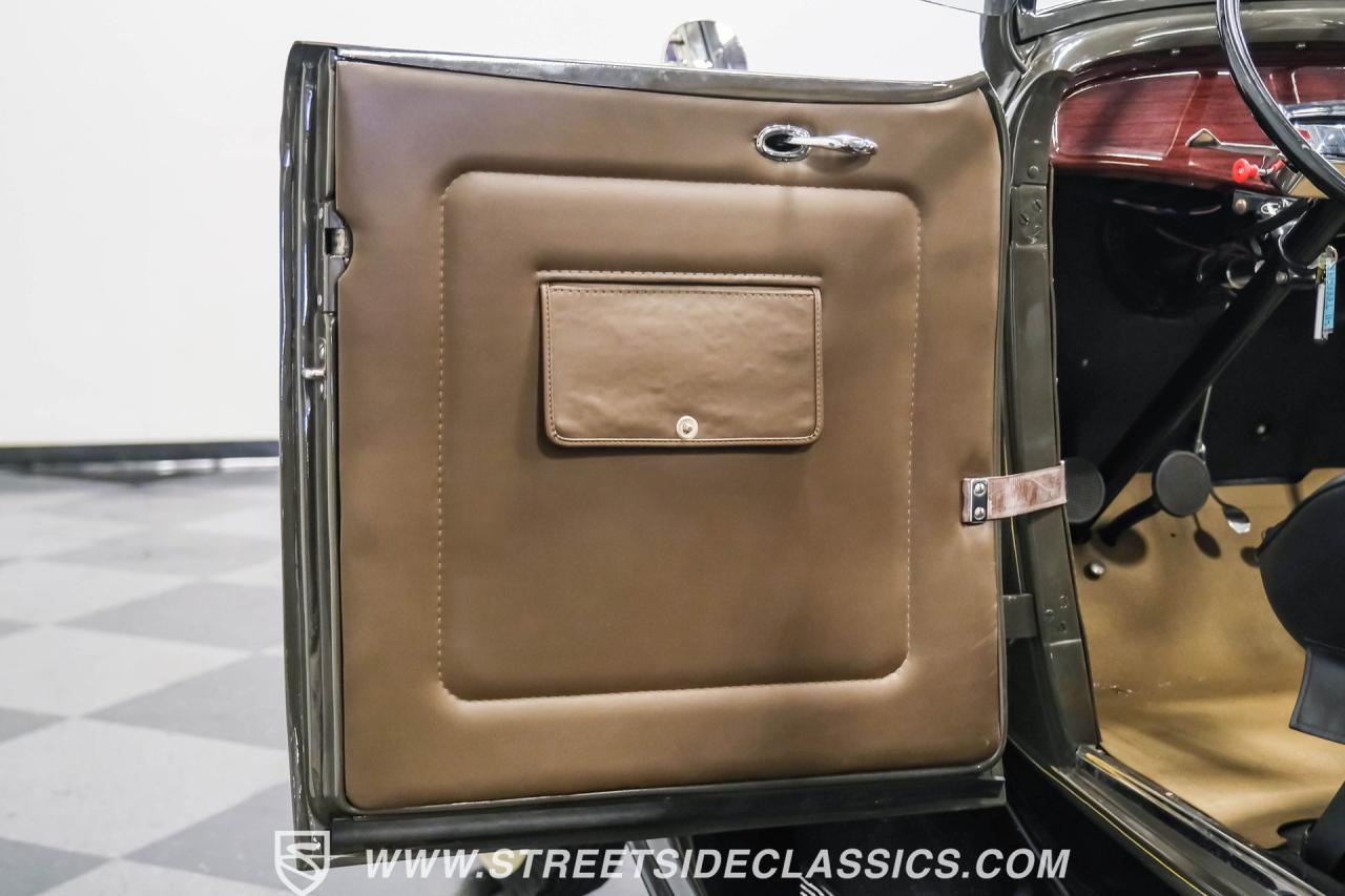 1932 Ford Model 18 V-8 Roadster Deluxe