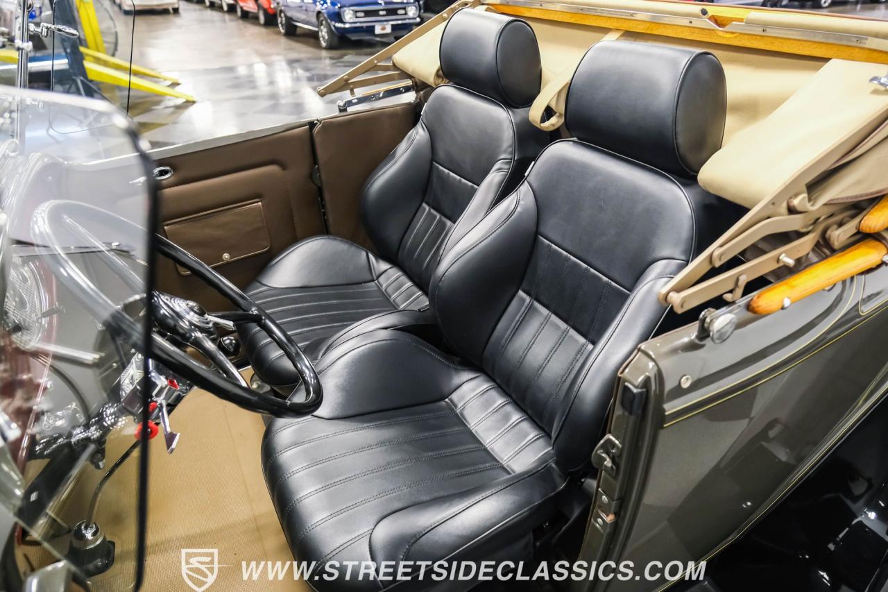 1932 Ford Model 18 V-8 Roadster Deluxe