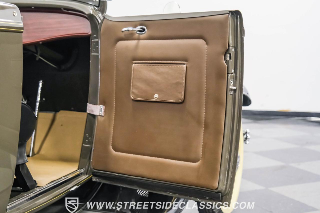 1932 Ford Model 18 V-8 Roadster Deluxe