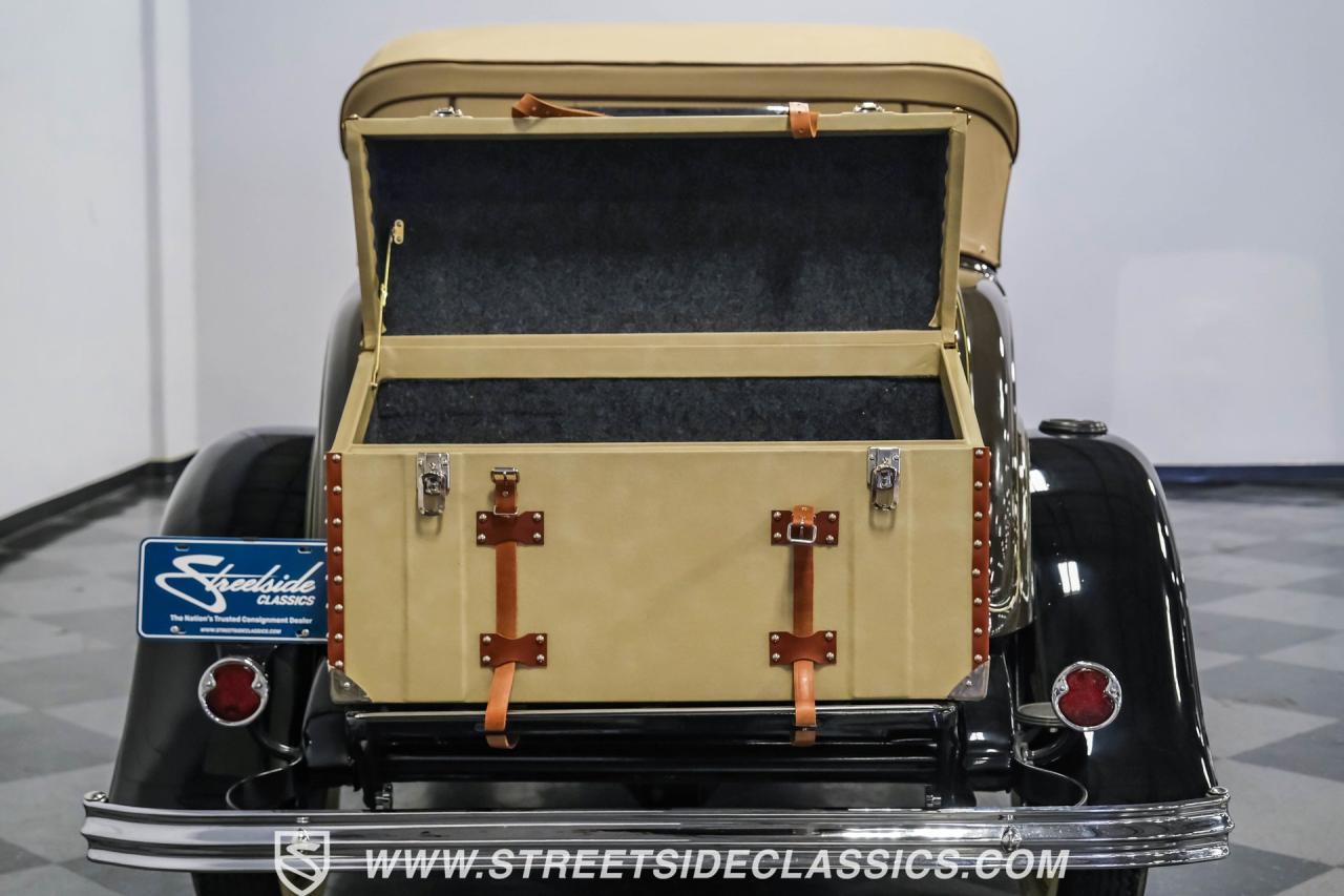 1932 Ford Model 18 V-8 Roadster Deluxe