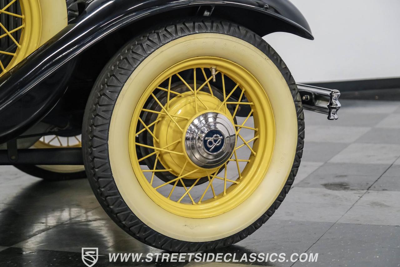 1932 Ford Model 18 V-8 Roadster Deluxe