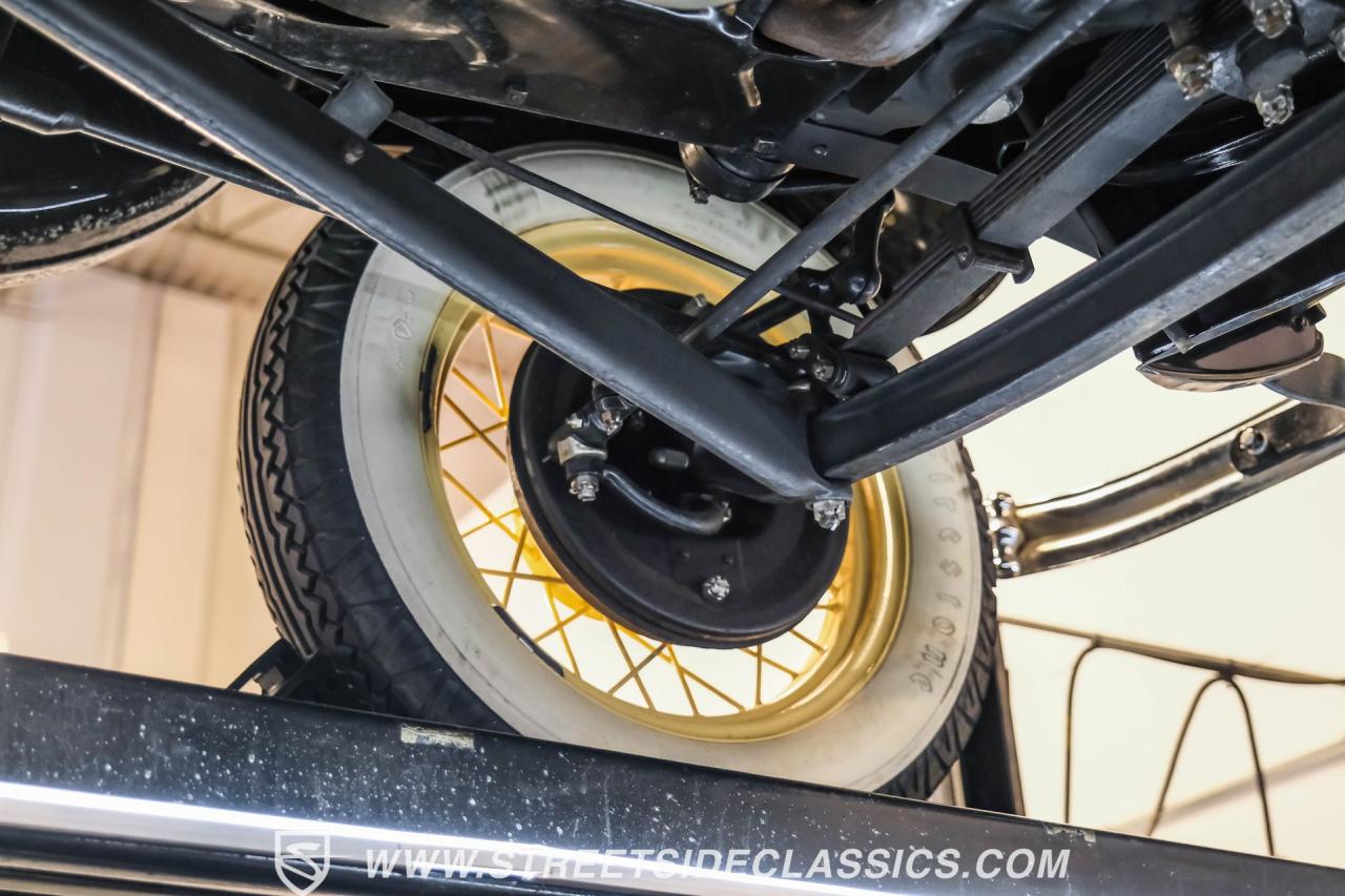 1932 Ford Model 18 V-8 Roadster Deluxe