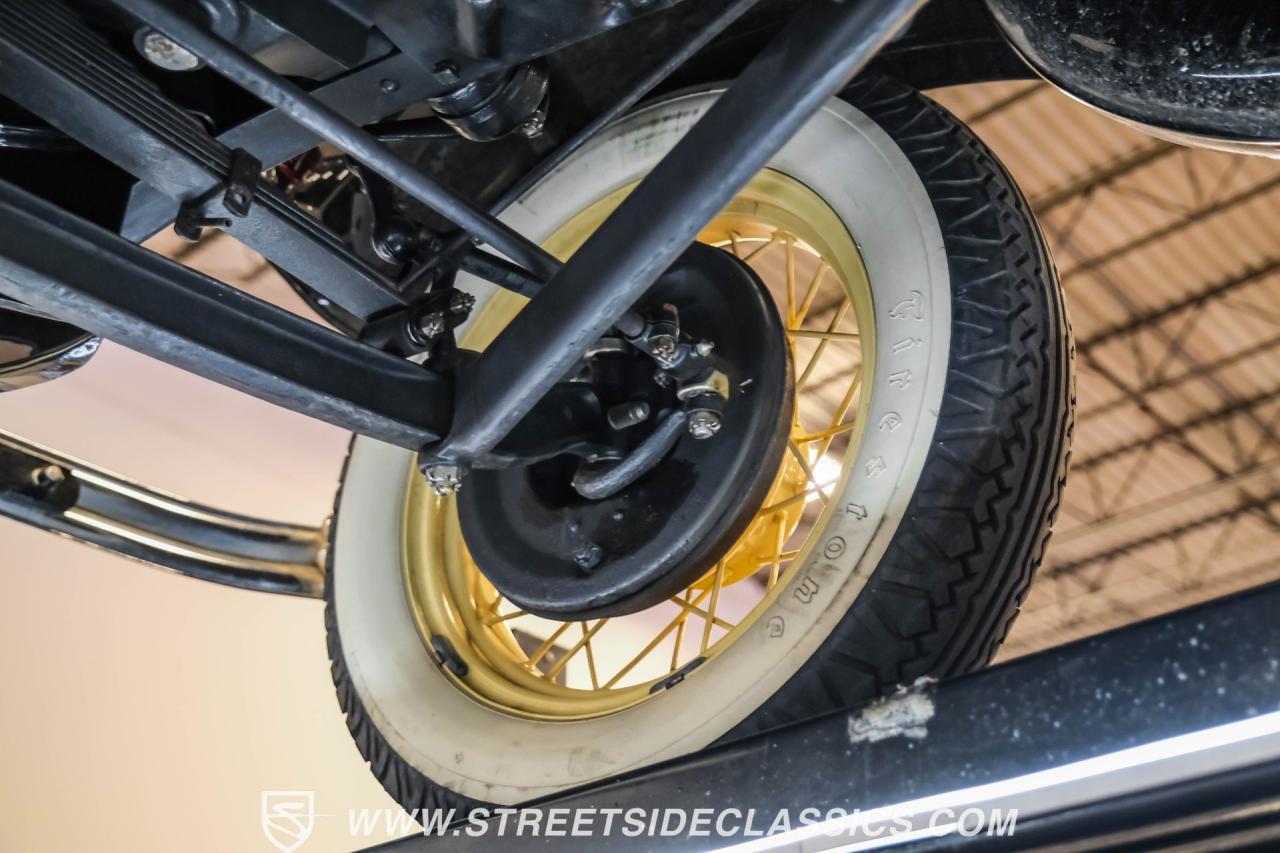 1932 Ford Model 18 V-8 Roadster Deluxe