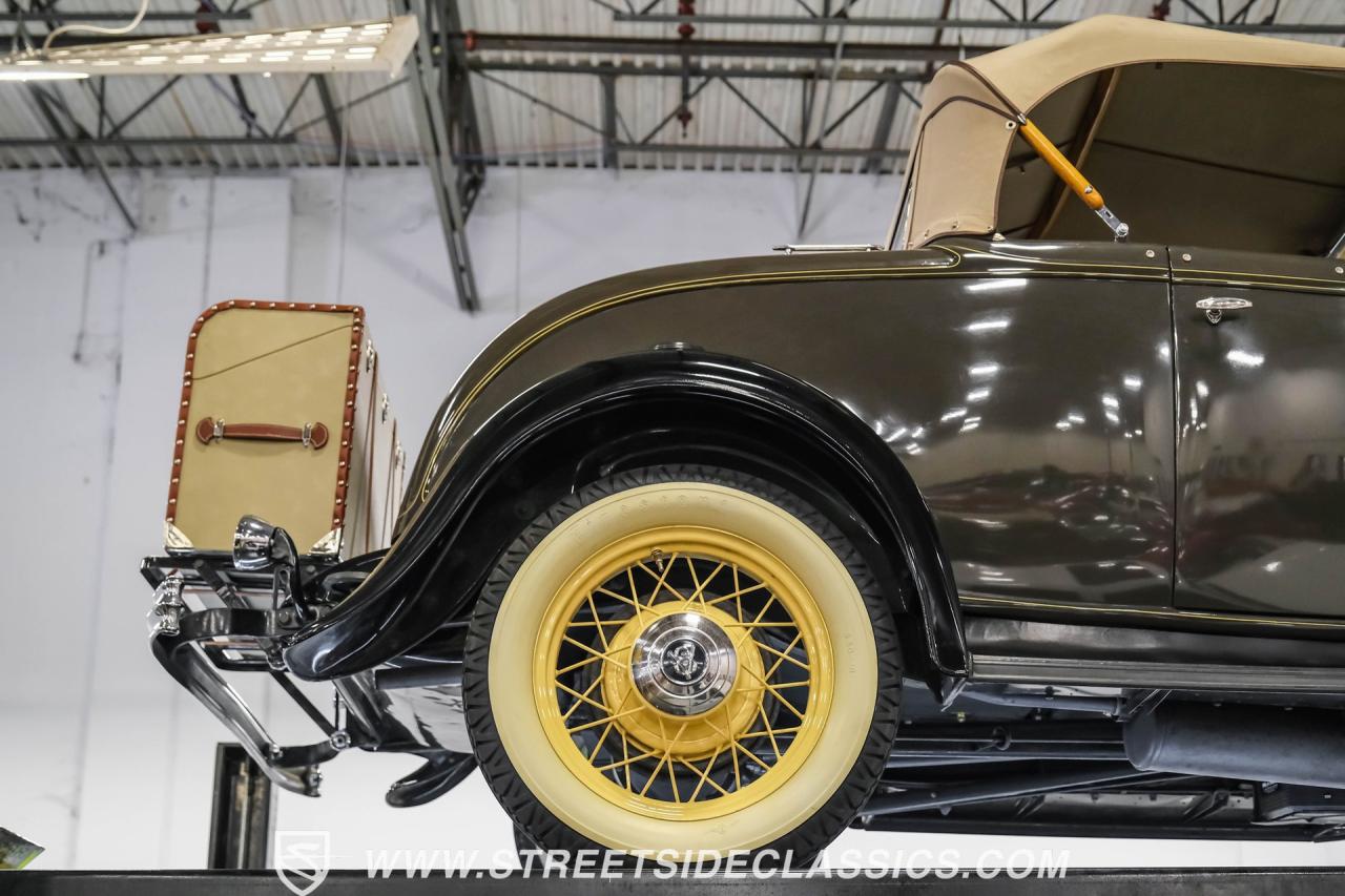 1932 Ford Model 18 V-8 Roadster Deluxe