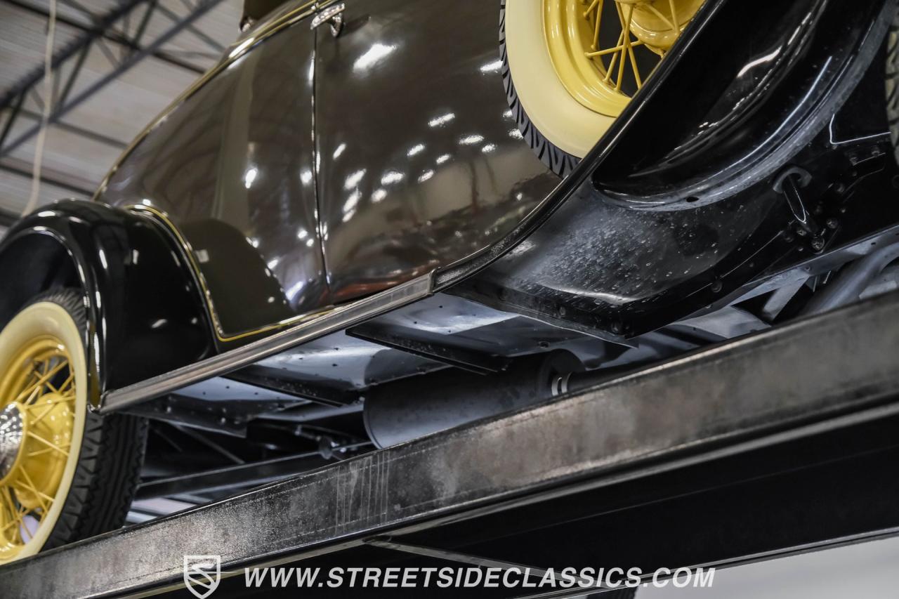 1932 Ford Model 18 V-8 Roadster Deluxe