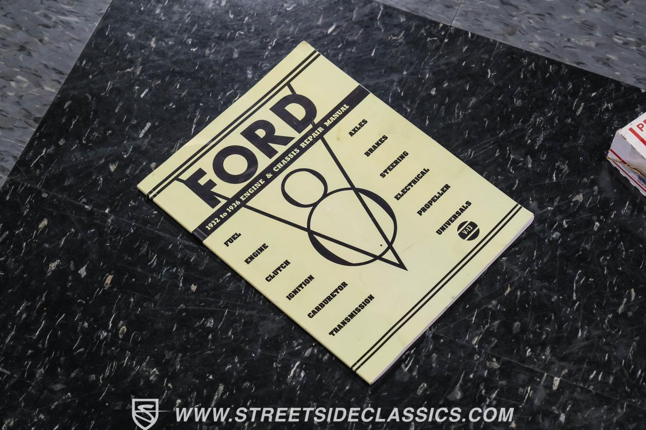 1932 Ford Model 18 V-8 Roadster Deluxe